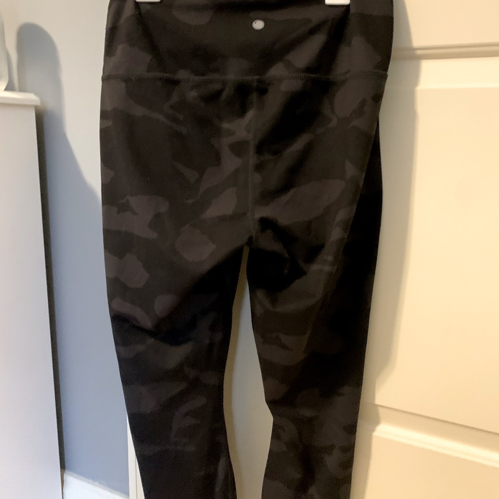 Grey and black camo 7/8 leggings size medium by Yogalicous